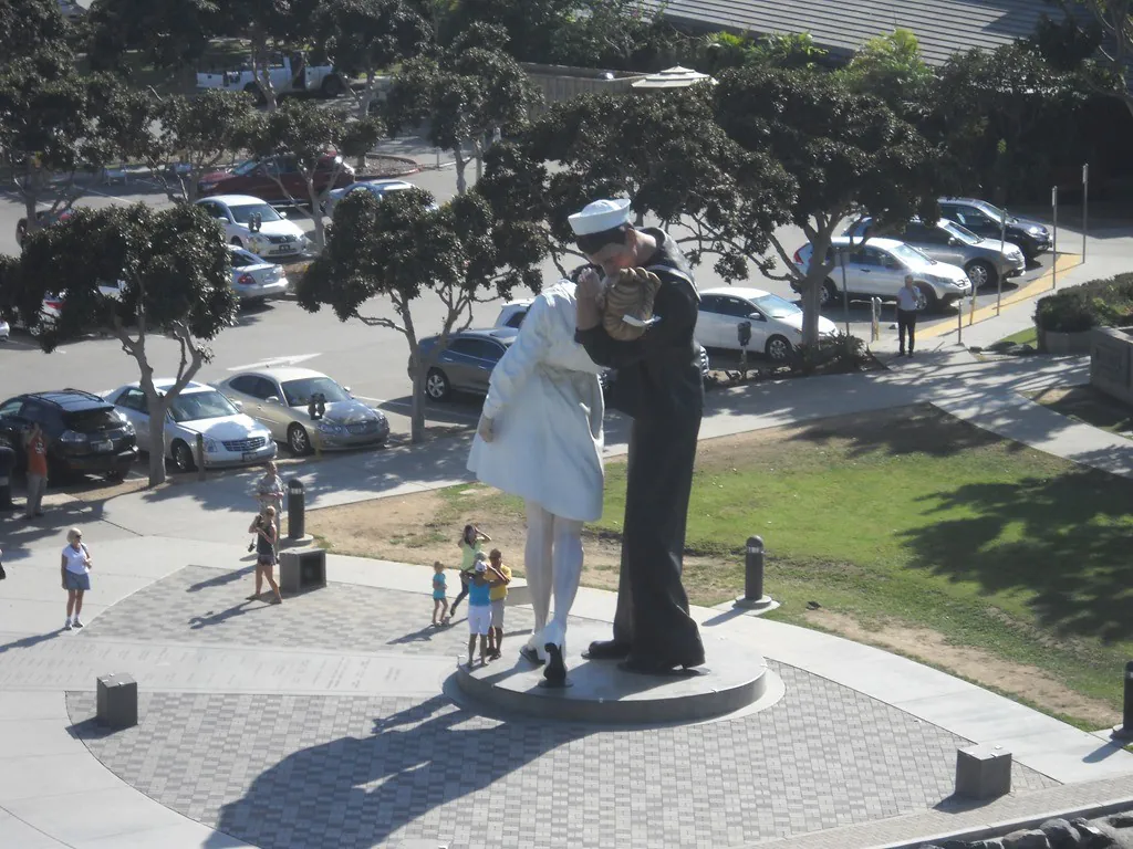 Statue of sailor kissing nurse